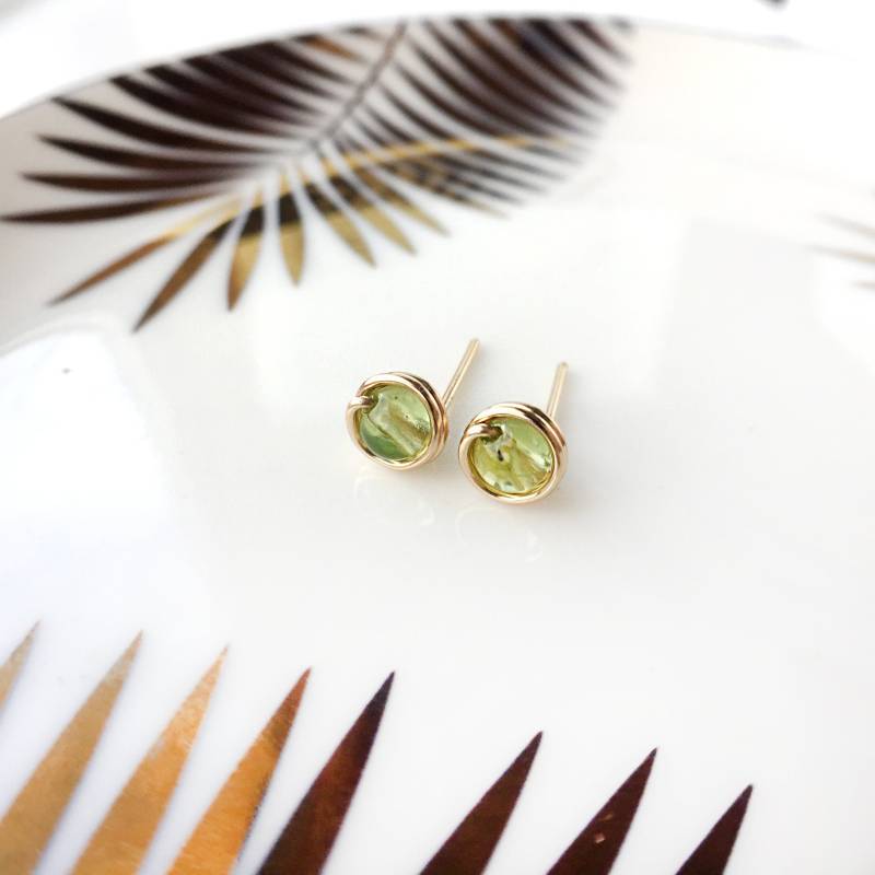 Peridot Ohrstecker, 14K Gold Filled - Sterling Silber Draht Gewickelte Ohrringe, August Geburtsstein von ArisHeartmade