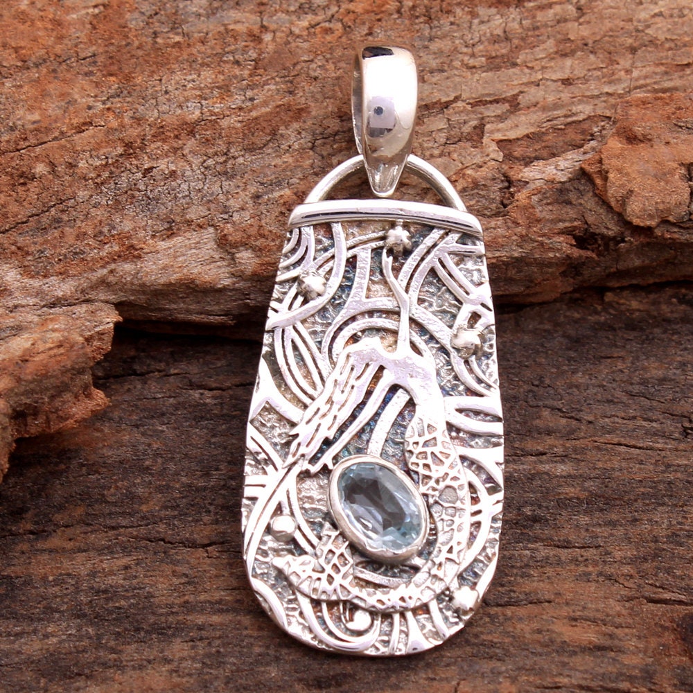 Handgemachter Sterling Silber Meerjungfrau Anhänger Facettierter Blautopas Schmuck von Arishasilverco