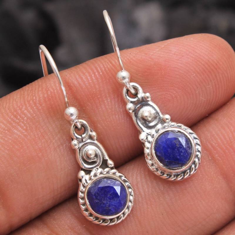 Facettierter Blauer Saphir Runde Form Edelstein Drop & Baumeln Ohrring -925 Sterling Silber Handgefertigte Designer Ohrhänger Länge 1, 1 "-Ge3827 von Arishasilverco