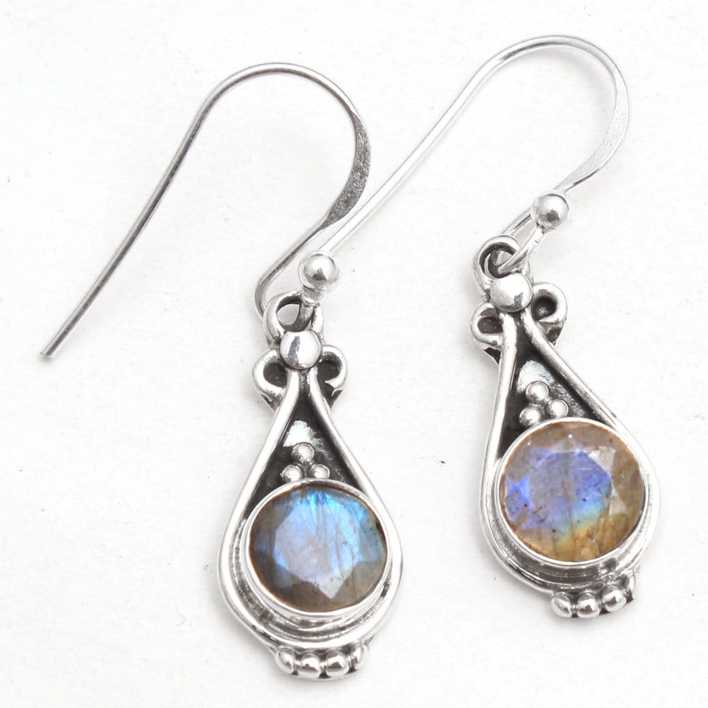 Facettierter Natürlicher Labradorit-Edelstein-Charme-Ohrring 925 Sterlingsilber-Handgefertigte Drop & Baumeln Ohrringe Länge 3, 2 cm von Arishasilverco