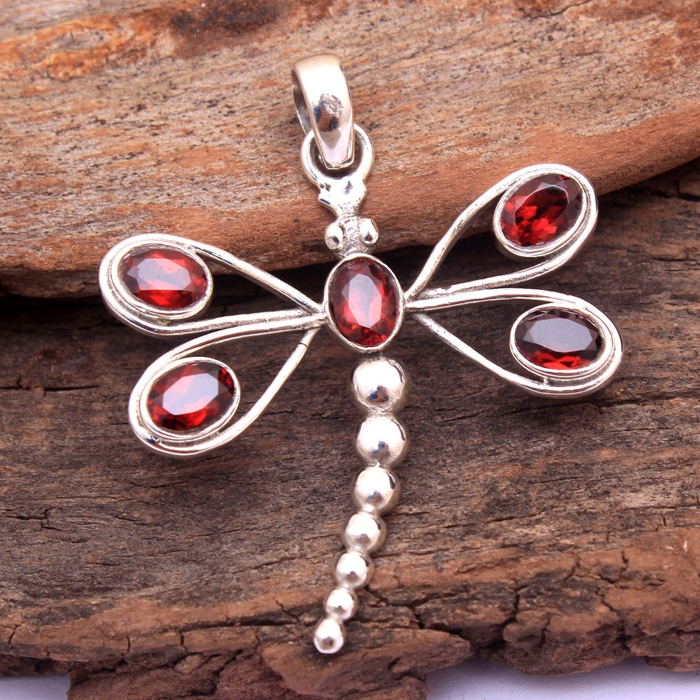 Facettierter Roter Granat Oval Form Edelstein Einzigartige Libelle Anhänger - 925 Sterling Silber Handmade Designer Schmuck Länge 2 "-Ap2964 von Arishasilverco