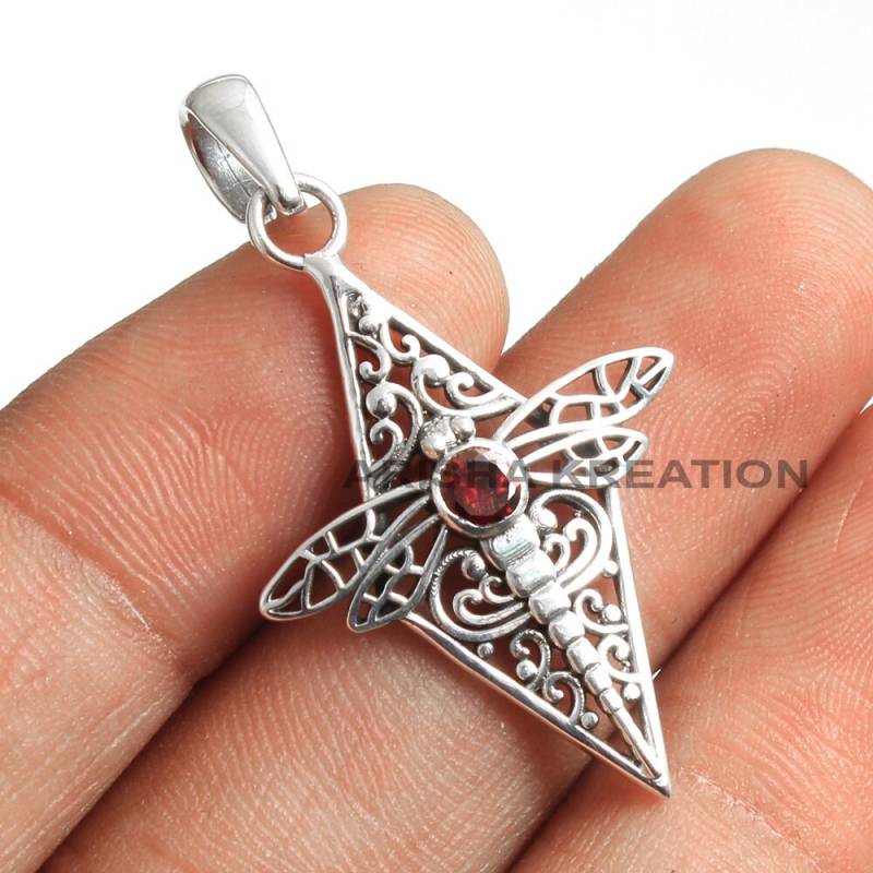 Facettierter Roter Granat-Runde Formedelstein-Drachenfliegen-Anhänger - 925 Sterlingsilber Handgemachte Designer-Anhänger-Schmucksache-Länge 4.4cm von Arishasilverco