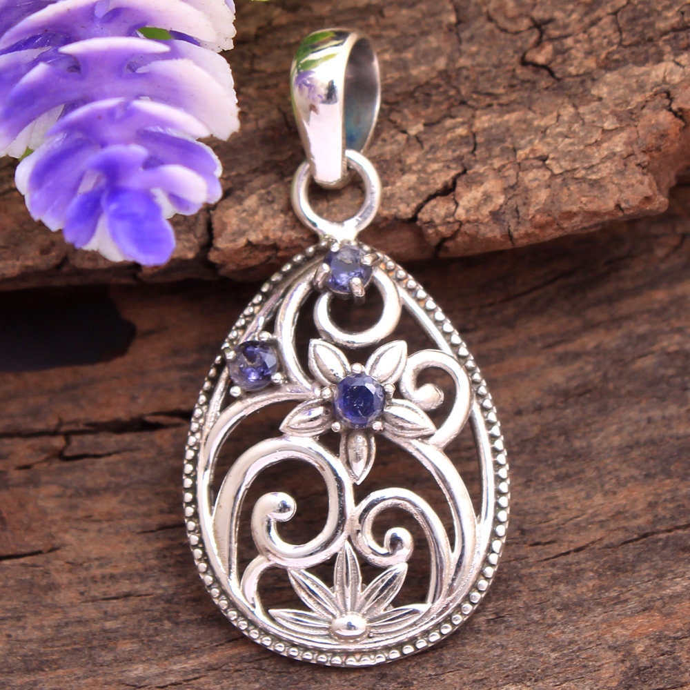 Femininer Facettierter Iolith Runde Form Edelstein Anhänger - 925 Sterling Silber Handmade Designer Hübscher Schmuck Länge 1, 5 "- Ap3684 von Arishasilverco