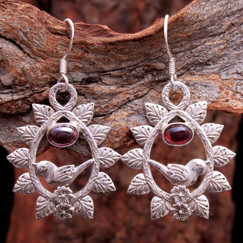 Handgemachte Sterling Silber Rot Granat Vogel Ohrringe von Arishasilverco