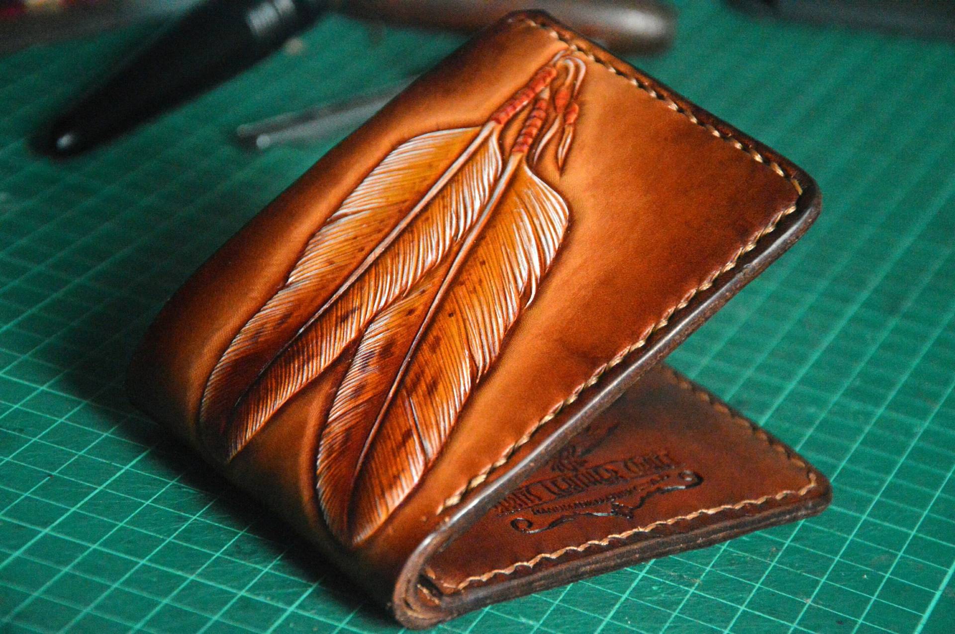 Handgefertigte Leder Geldbörse Herren Geschnitzte Feder Bifold von AritsLeather