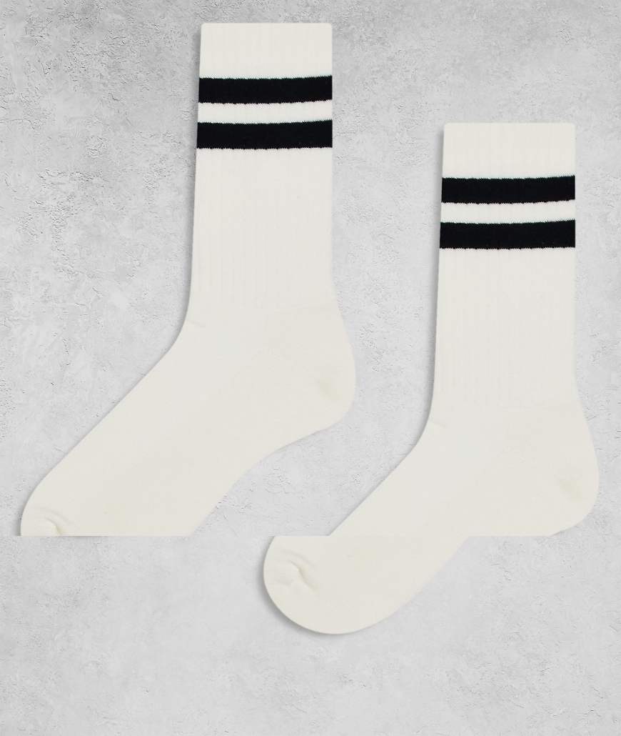 ARKET - 2er-Pack gestreifte Sportsocken in Wollweiß und Dunkelblau ARKET - 2er-Pack gestreifte Sportsocken in Wollweiß und Dunkelblau von Arket