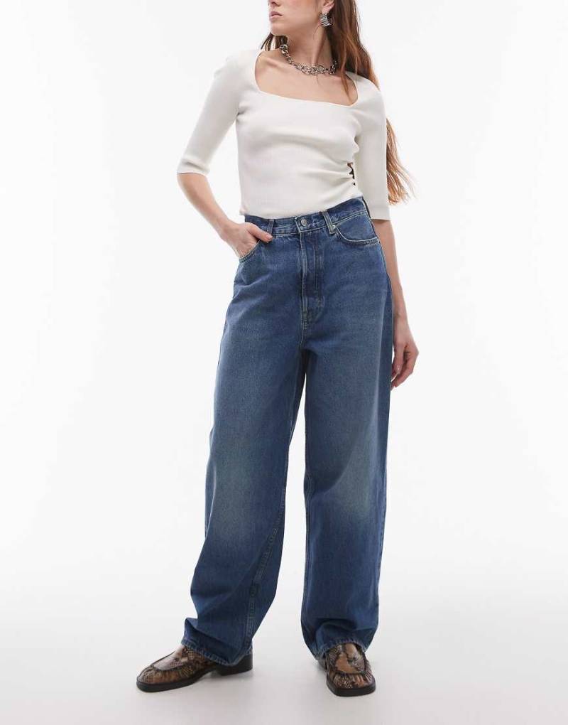 ARKET - Amber - Jeans in blauer Aged-Waschung mit abgerundetem Beinschnitt von Arket