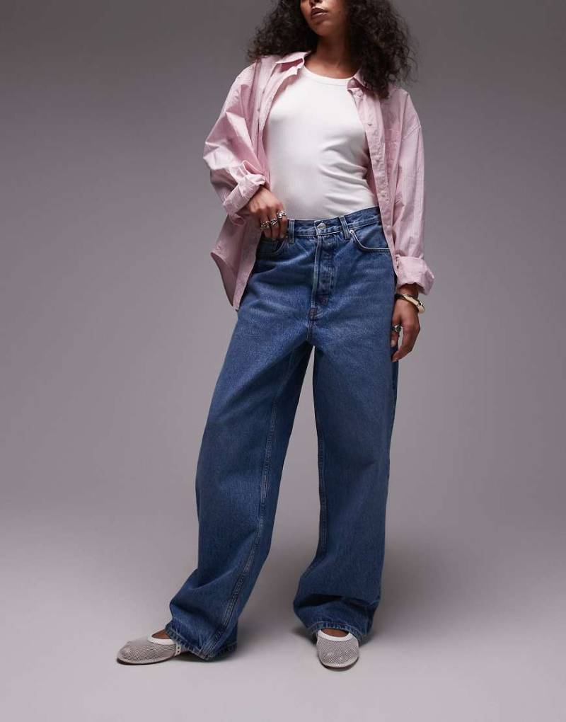 ARKET - Amber - Jeans in hellblauer Waschung mit abgerundetem Beinschnitt ARKET - Amber - Jeans in hellblauer Waschung mit abgerundetem Beinschnitt von Arket