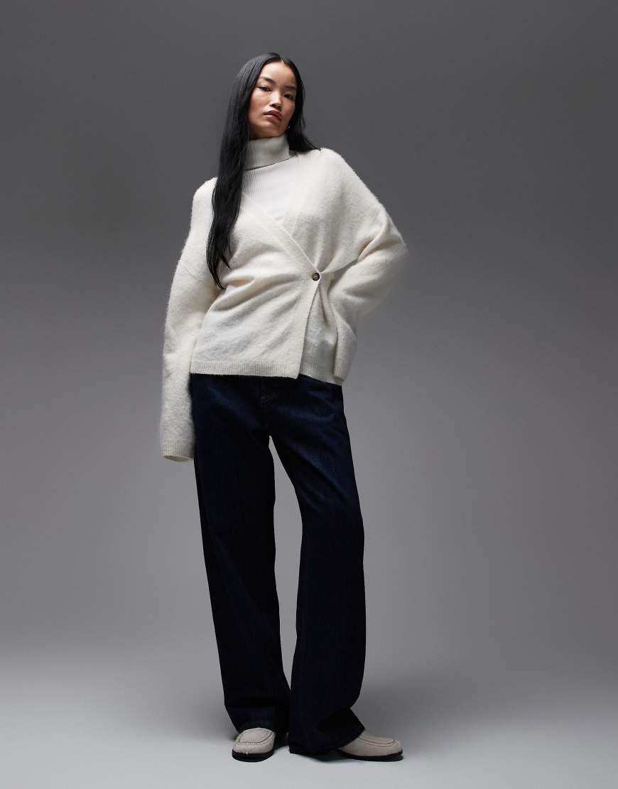 ARKET - Asymmetrische, flauschige Wickel-Strickjacke in Wollweiß von Arket