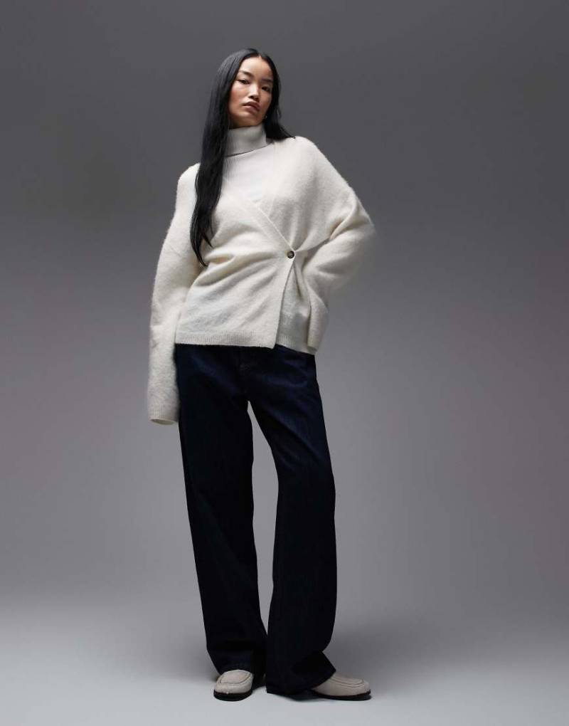 ARKET - Asymmetrische, flauschige Wickel-Strickjacke in Wollweiß von Arket