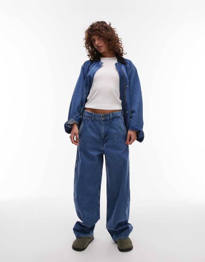 ARKET - Endive - Barrel-Jeans in verwaschenem Blau mit Ziernaht von Arket