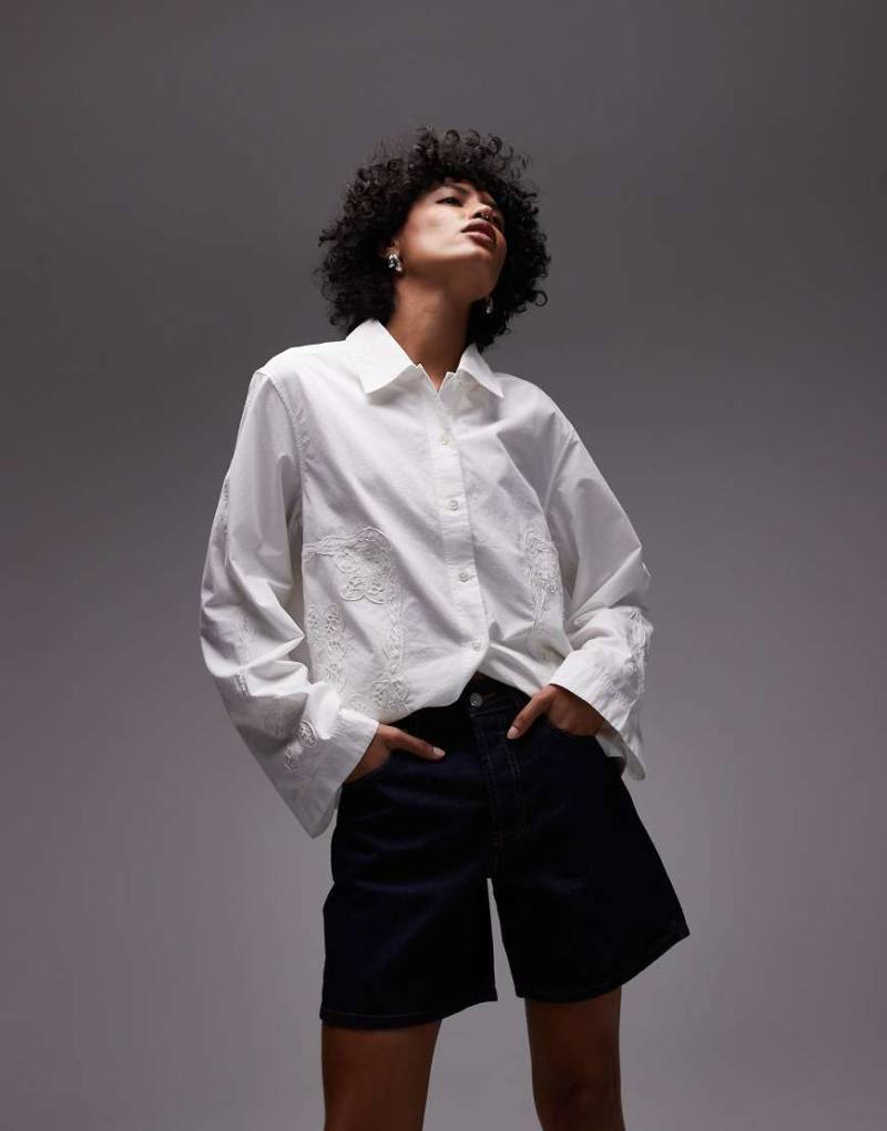 ARKET - Bestickte Hemdbluse in Wollweiß von Arket