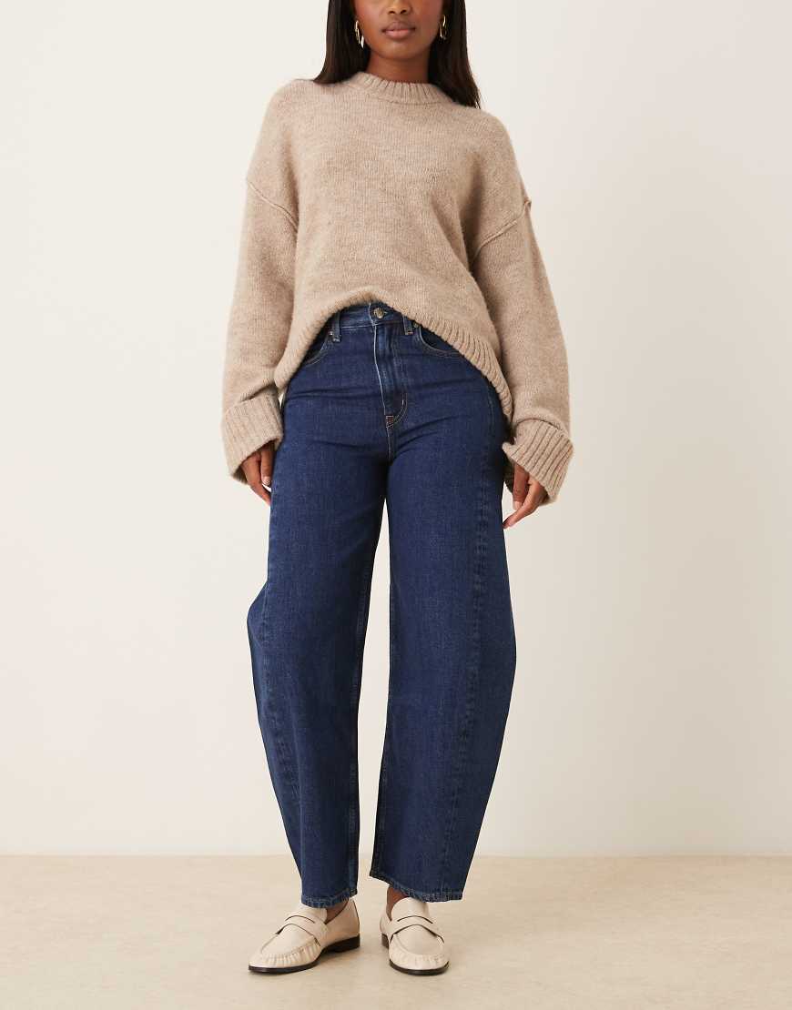 ARKET - Bloom - Barrel-Leg-Jeans in Cropped-Länge in dunkelblauer Waschung von Arket