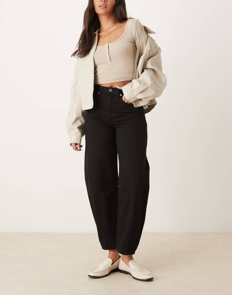 ARKET - Bloom - Barrel-Leg-Jeans in Cropped-Länge in verwaschenem Grau-Schwarz von Arket