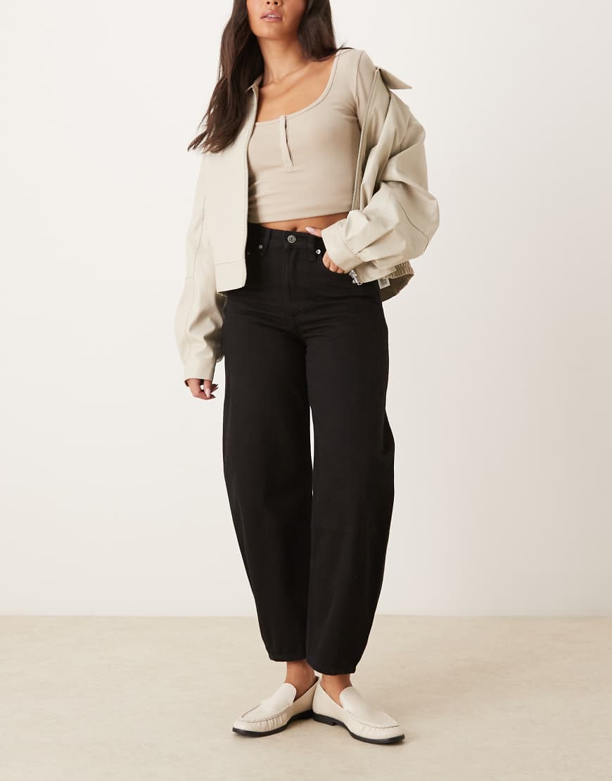 ARKET - Bloom - Barrel-Leg-Jeans in Cropped-Länge in verwaschenem Grau-Schwarz ARKET - Bloom - Barrel-Leg-Jeans in Cropped-Länge in verwaschenem Grau-Schwarz von Arket