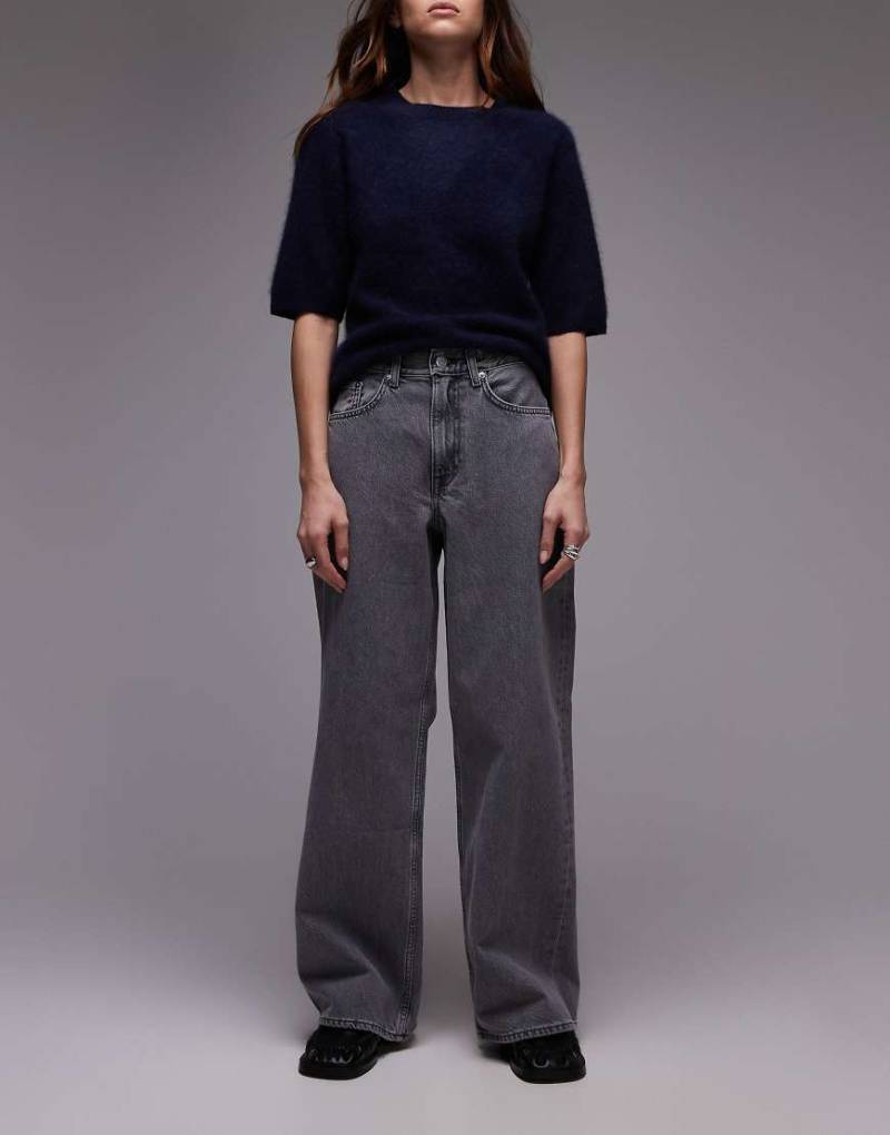 ARKET - Cloud - Weite Jeans in hellgrauer Waschung mit niedrigem Bund und weitem Bein von Arket