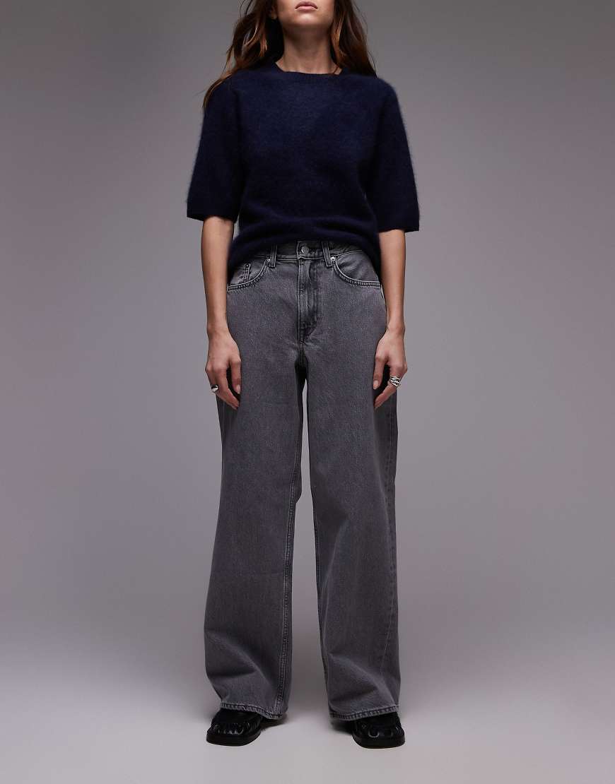 ARKET - Cloud - Weite Jeans in hellgrauer Waschung mit niedrigem Bund und weitem Bein ARKET - Cloud - Weite Jeans in hellgrauer Waschung mit niedrigem Bund und weitem Bein von Arket