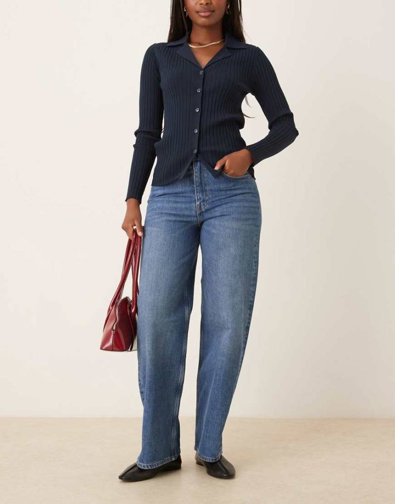 ARKET - Coral - Locker geschnittene Jeans in mittelblauer Vintage-Waschung mit hohem Bund ARKET - Coral - Locker geschnittene Jeans in mittelblauer Vintage-Waschung mit hohem Bund von Arket