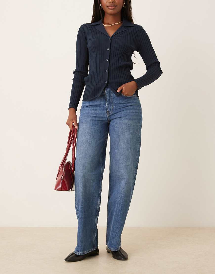 ARKET - Coral - Locker geschnittene Jeans in mittelblauer Vintage-Waschung mit hohem Bund von Arket