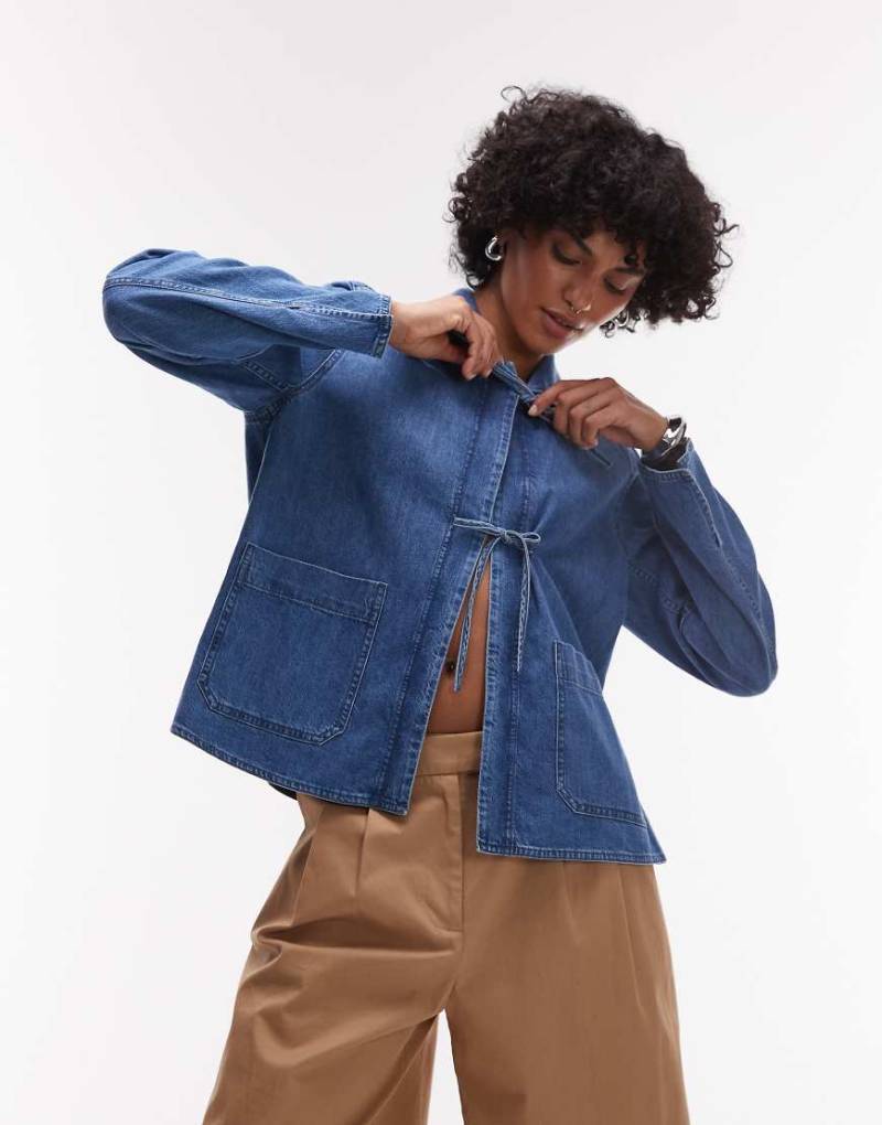 ARKET - Denim-Hemdjacke in mittelblauer Waschung mit Bindedetail vorne von Arket