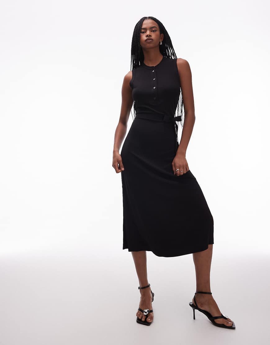 ARKET - Elastisches, ärmelloses Midikleid in Schwarz mit Gürtel und Henley-Ausschnitt von Arket