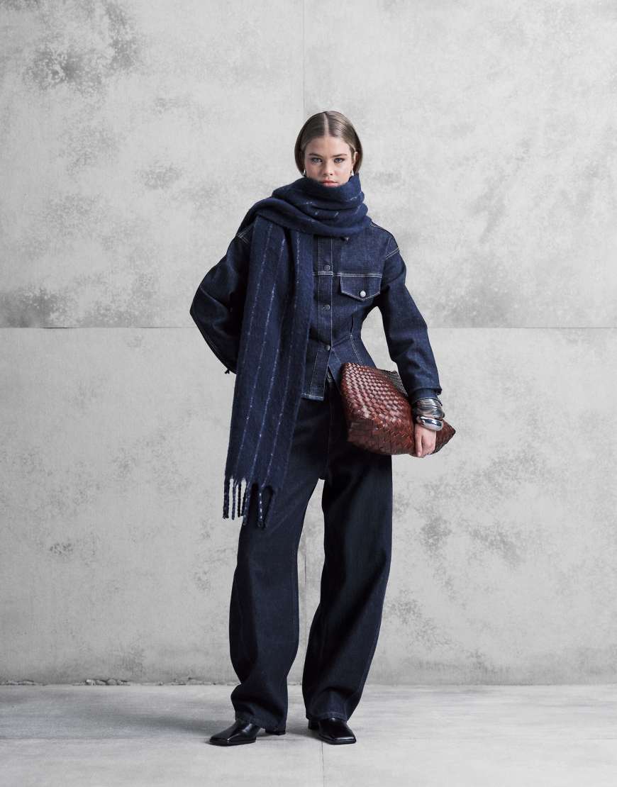 ARKET - Endive - Barrel-Jeans in Indigoblau-Marineblau von Arket