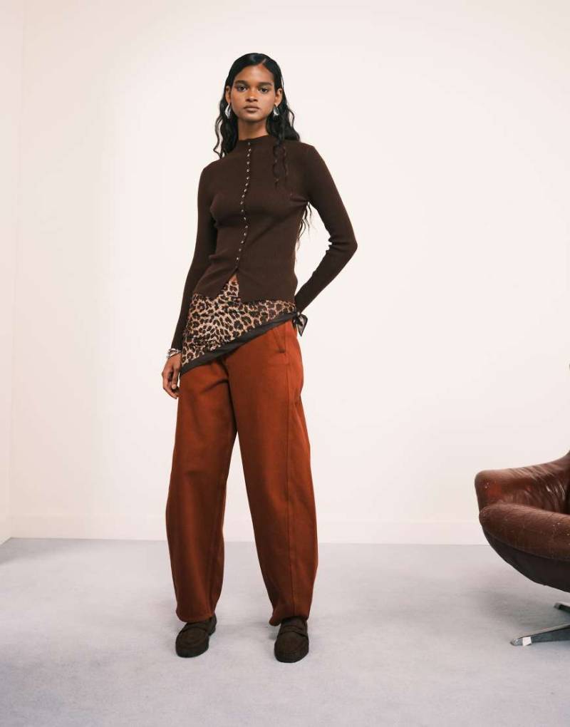 ARKET - Endive - Barrel-Leg-Jeans in Overdye-Braun mit Ziernähten von Arket