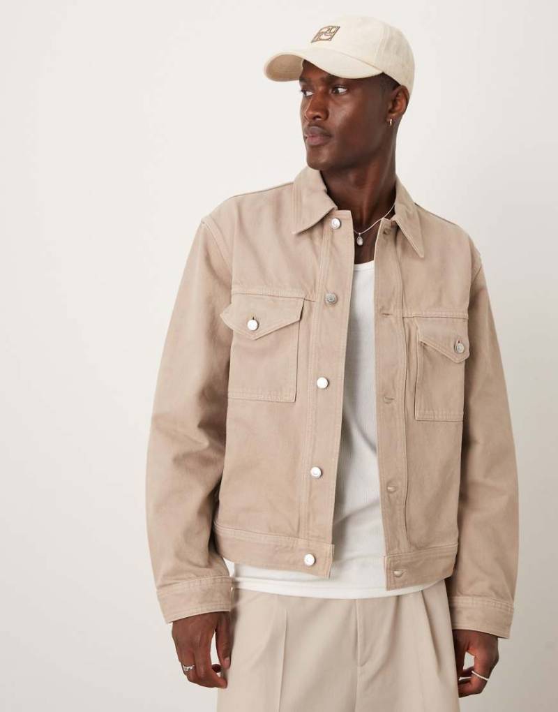 ARKET - Feste Trucker-Jeansjacke in beigefarbener Pigment-Waschung-Neutral von Arket