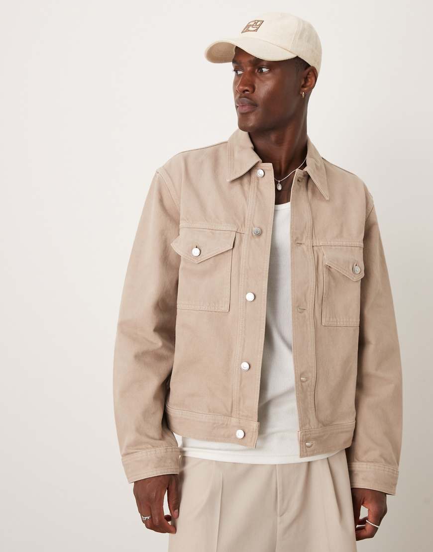 ARKET - Feste Trucker-Jeansjacke in beigefarbener Pigment-Waschung-Neutral von Arket