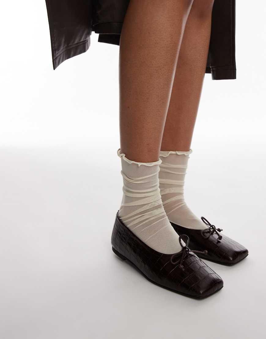 ARKET - Flache Ballerinas aus dunkelbraunem Leder mit geprägtem Krokodilmuster und eckiger Zehenpartie von Arket