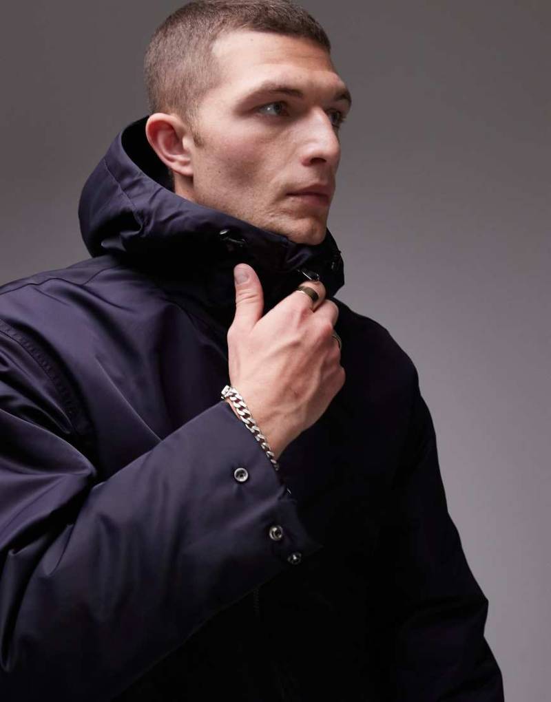 ARKET - Funktionale Bomberjacke aus Nylon in Dunkelblau mit verstellbarer Kapuze ARKET - Funktionale Bomberjacke aus Nylon in Dunkelblau mit verstellbarer Kapuze von Arket