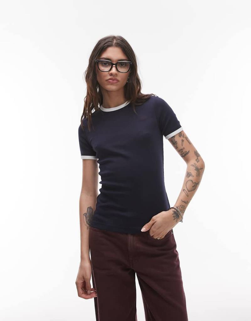 ARKET - Geripptes T-Shirt aus Jersey in Marineblau mit farblich abgesetzter Einfassung von Arket