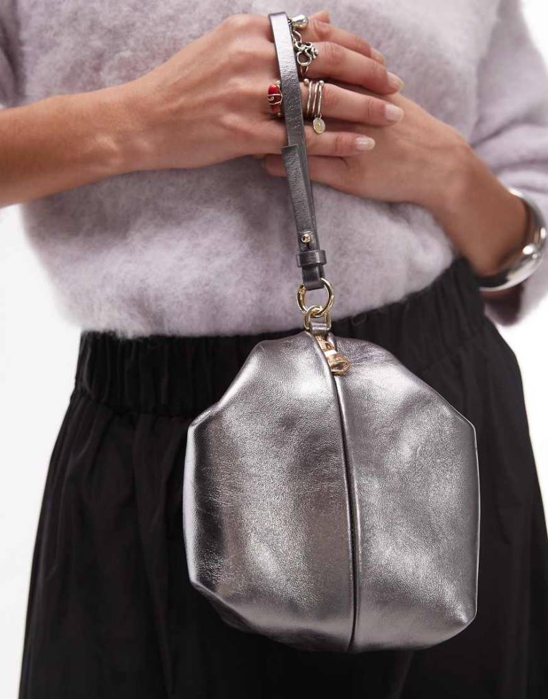 ARKET - Große Beuteltasche aus Leder in Metallic-Silber von Arket