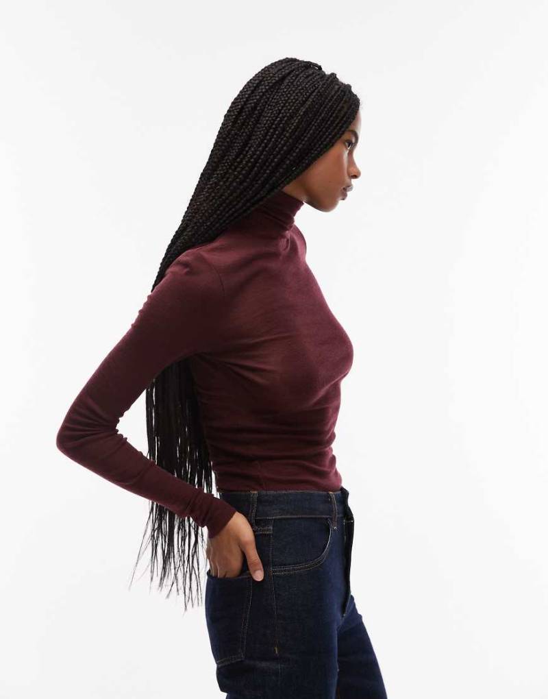 ARKET - Halbtransparentes Oberteil aus Merinowolle in Burgunderrot mit Rollkragen von Arket