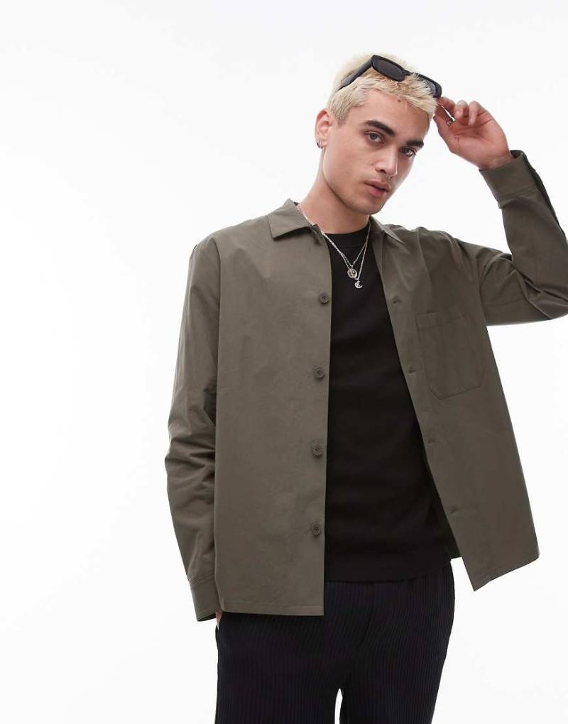 ARKET - Hemdjacke aus schwerer Popeline in verwaschenem Khaki mit Knopfleiste-Grün von Arket