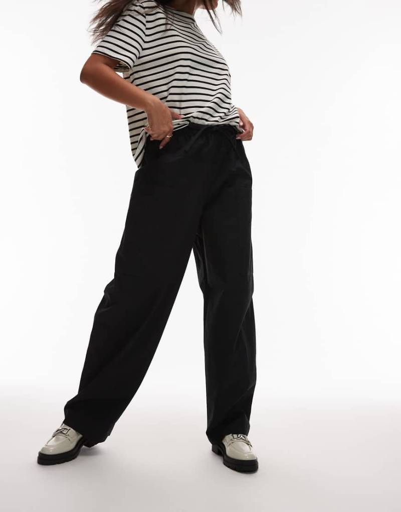 ARKET - Hose in Schwarz mit weitem Bein, elastischem Bund und Cargotaschen von Arket