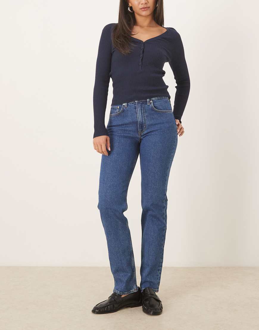ARKET - Jade - Lange, schmale Stretch-Jeans mit Rinse-Waschungin Mittelblau von Arket