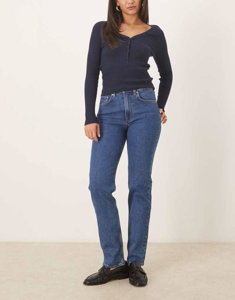 ARKET - Jade - Lange, schmale Stretch-Jeans mit Rinse-Waschungin Mittelblau von Arket