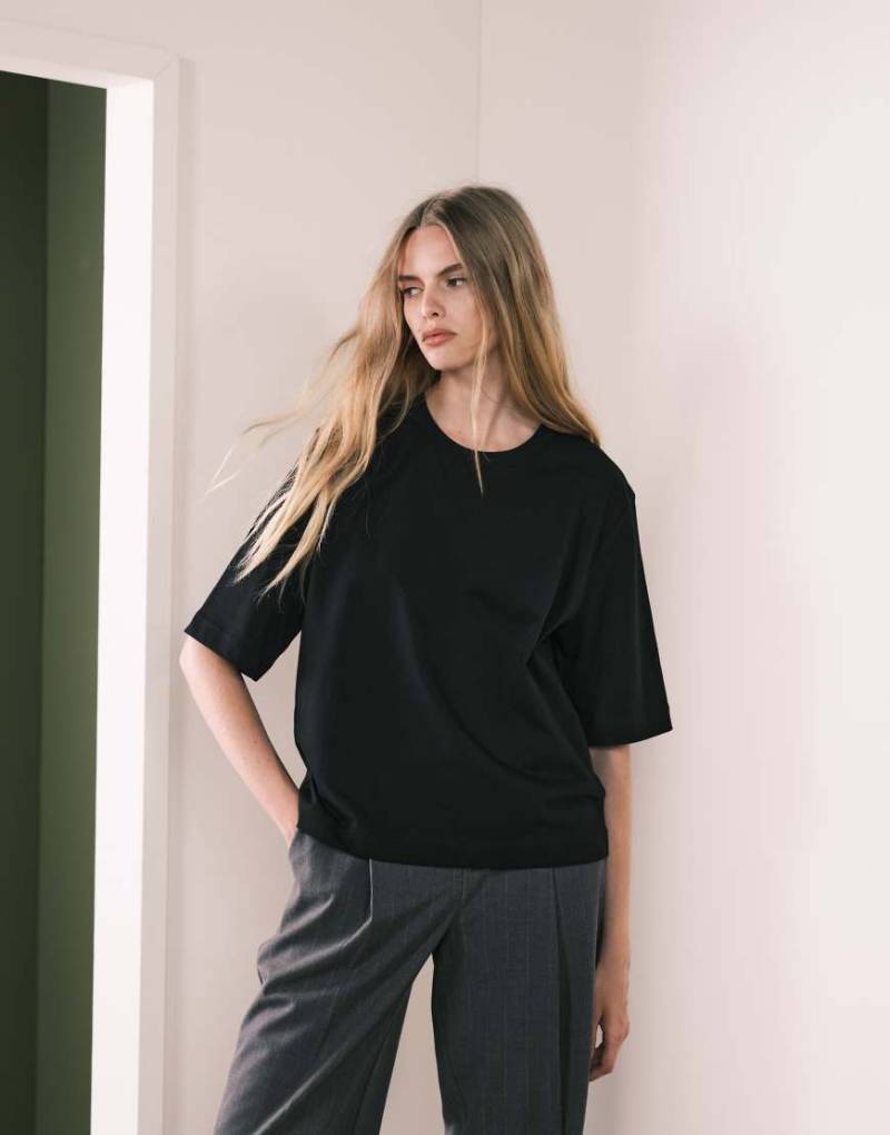 ARKET - Kastiges, schweres T-Shirt in Schwarz von Arket