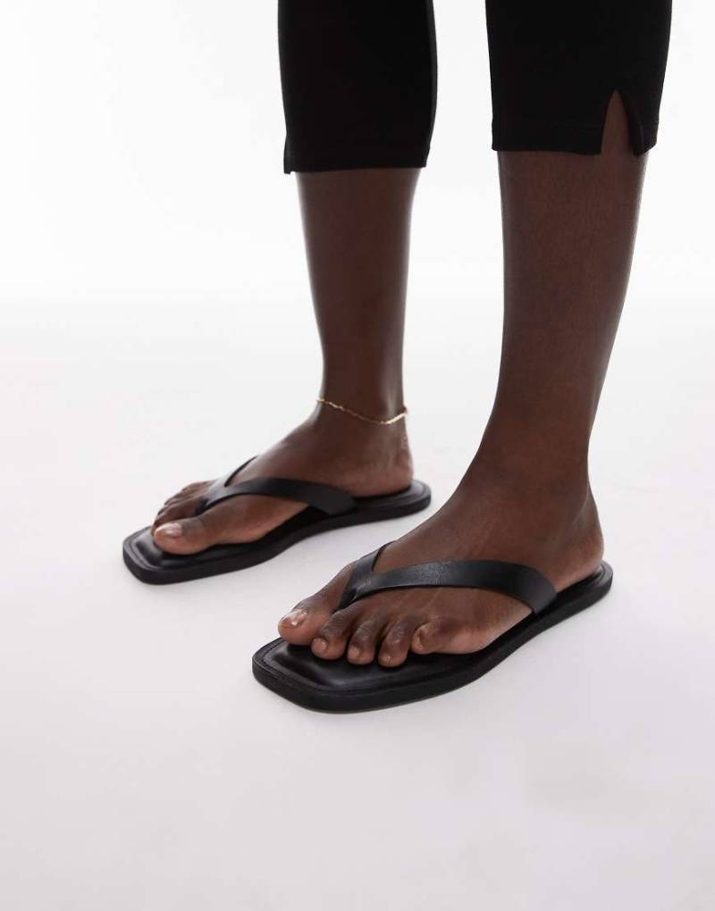 ARKET - Klobige Zehenstegsandalen aus Echtleder in Schwarz mit eckiger Zehenpartie von Arket