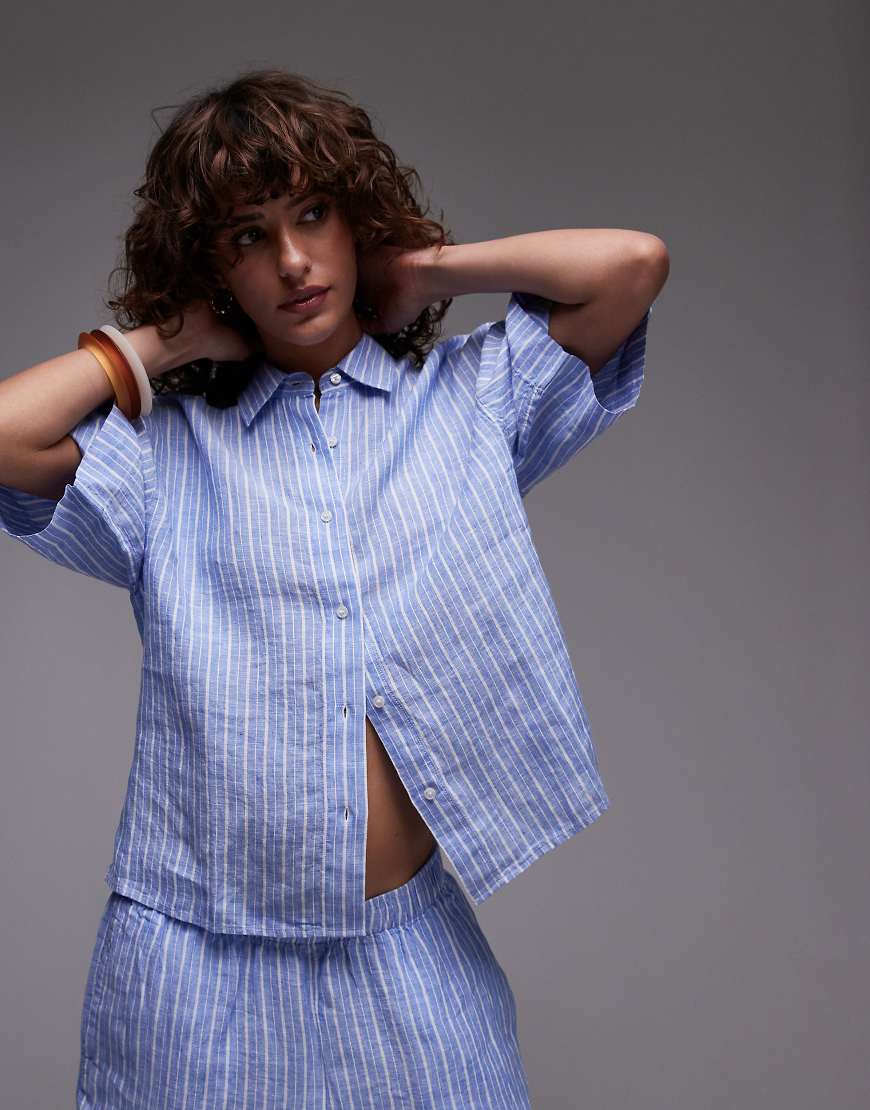 ARKET - Kurzärmlige Hemdbluse aus Leinen in gestreiftem Blau ARKET - Kurzärmlige Hemdbluse aus Leinen in gestreiftem Blau von Arket