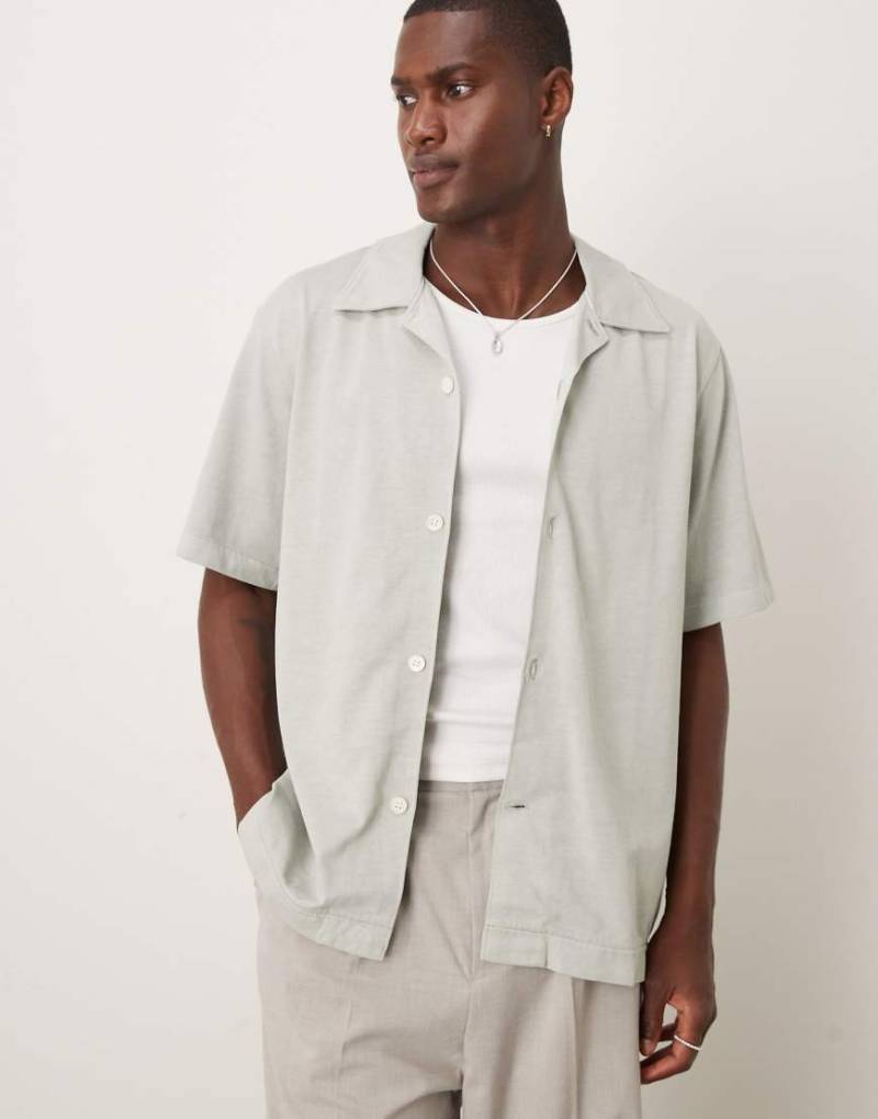 ARKET - Kurzärmliges Hemd aus schwerem Jersey in hellem Türkis-Blau von Arket