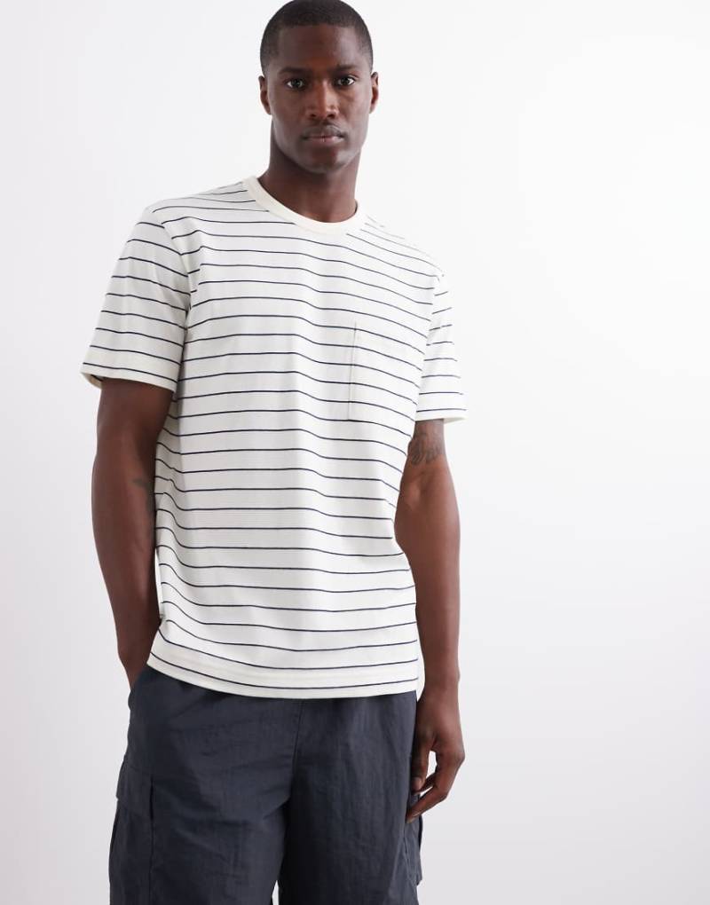 ARKET - Kurzärmliges T-Shirt in Weiß und Blau gestreift mit Tasche-Bunt von Arket