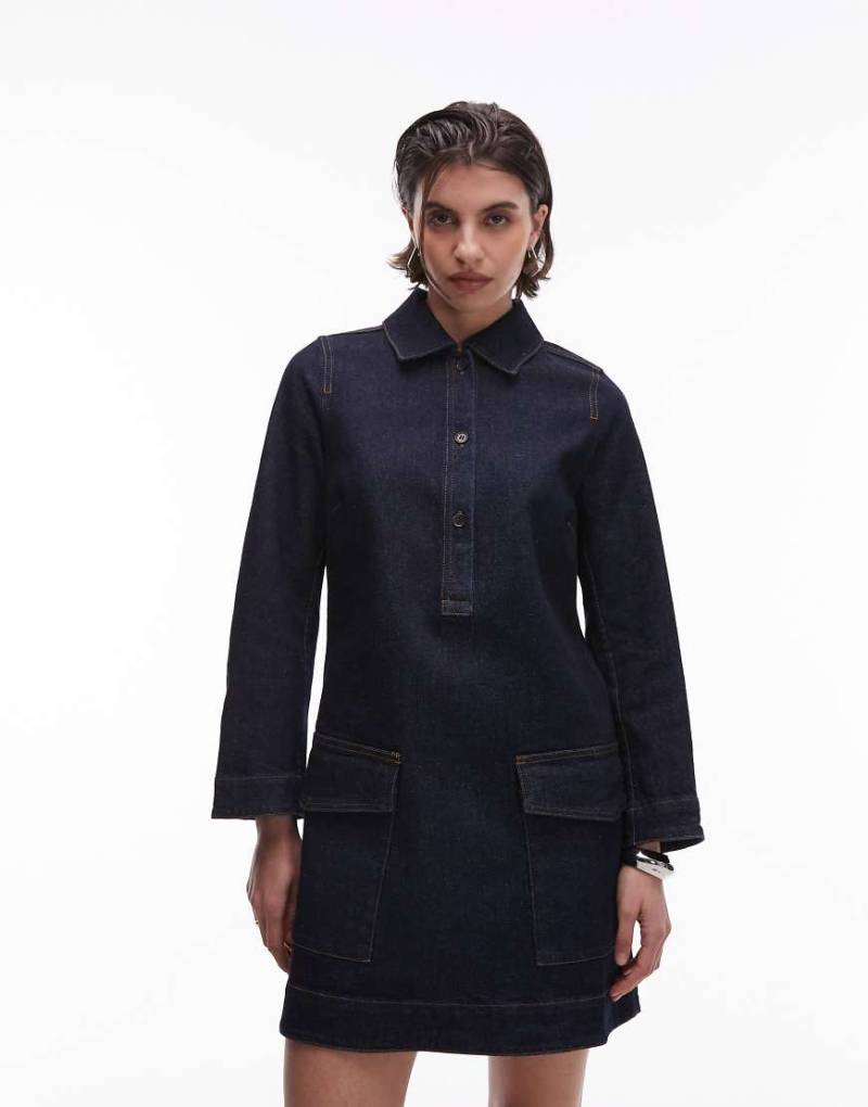 ARKET - Kurzes Utility-Jeanskleid in indigoblauer Clean-Waschung mit aufgesetzten Vordertaschen von Arket