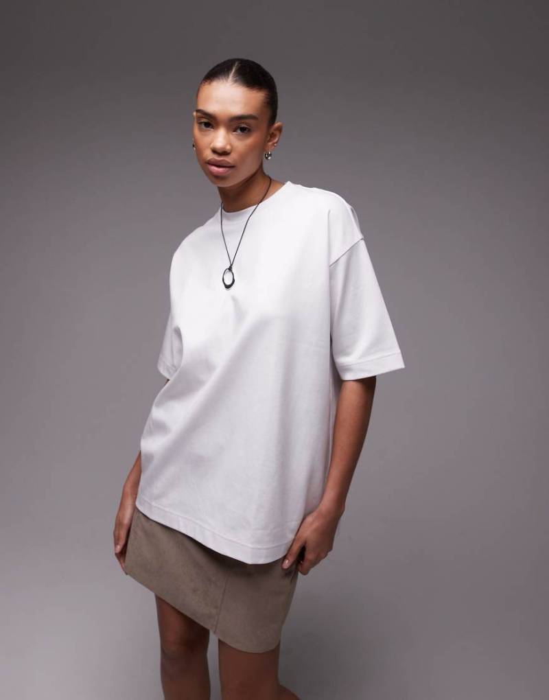 ARKET - Lang geschnittenes, kurzärmliges T-Shirt in Weiß, mit ineinandergreifendem Design von Arket