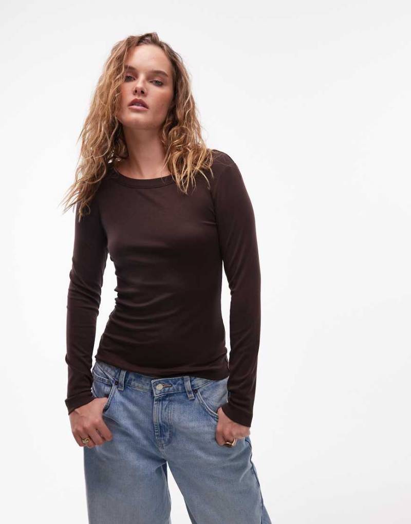 ARKET - Langärmliges Oberteil aus geripptem Jersey mit U-Boot-Ausschnitt-Brown von Arket