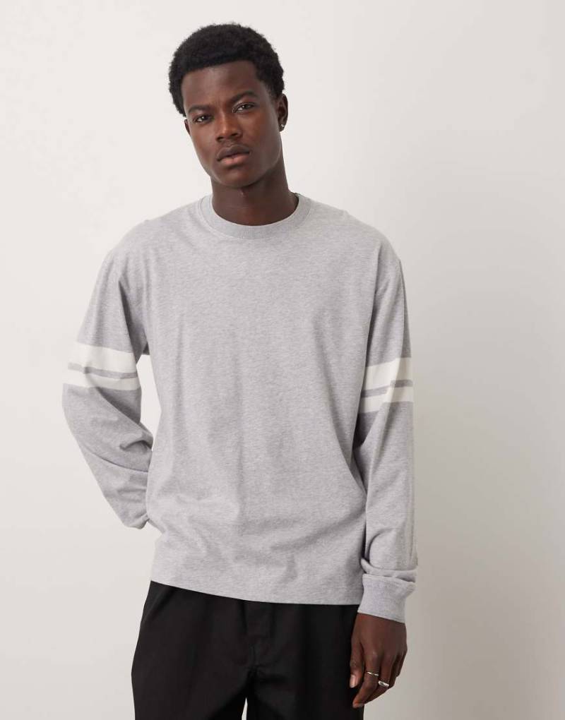 ARKET - Langärmliges Oberteil aus Jersey in Grau meliert mit Retro-Streifendetail von Arket