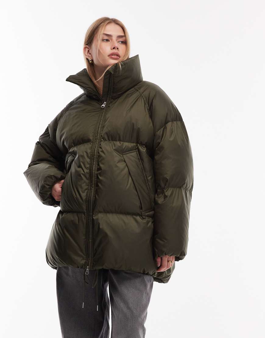 ARKET - Longline-Pufferjacke in Olivgrün mit Daunenfüllung von Arket