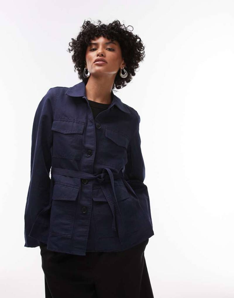 ARKET - Leinenmix-Hemdjacke in indigoblauer Rinse-Waschung mit Kontrastnaht vorne und aufgesetzten Taschen von Arket