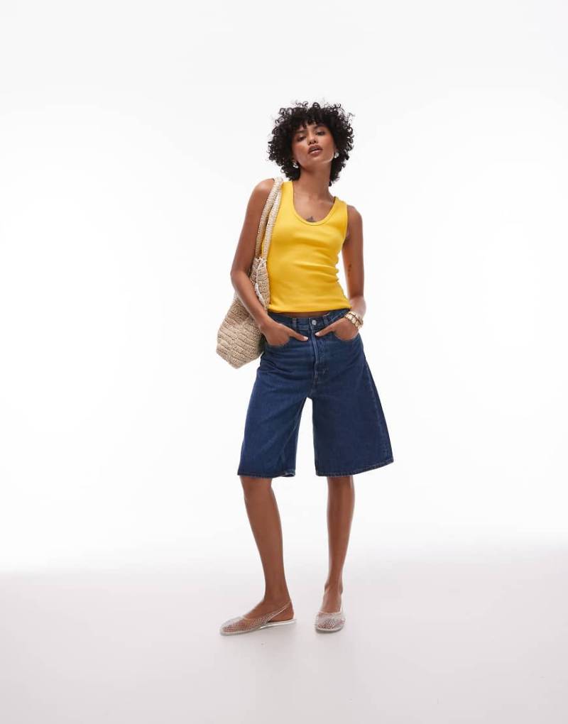 ARKET - Lockere Shorts aus Denim-Twill in mittelblauer Waschung mit mittelhohem Bund und fünf Taschen von Arket